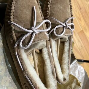 NEVER WORN WITH BOX Ugg Women’s Dakota Moccasin Slipper Brown Sz 7